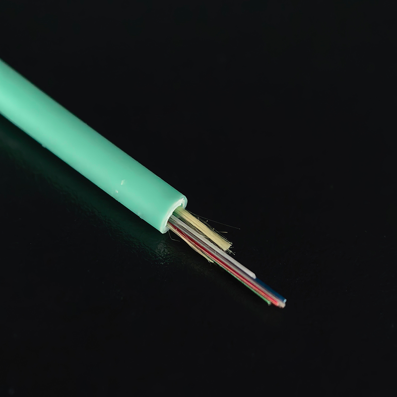 Material de recubrimiento compacto (tight-buffered) para fibras ópticas en comunicaciones y centros de datos